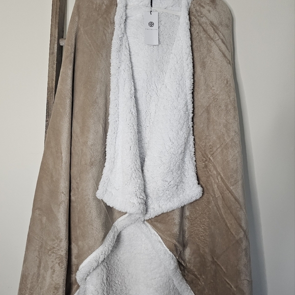 ⭐️40% Off⭐️ Socialite Hooded Sherpa Throw Poncho - Picture 10 of 14